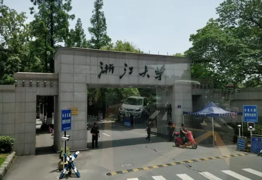 浙江大学一女生毕业典礼跪留学生被刷屏!应谩骂还是祝福