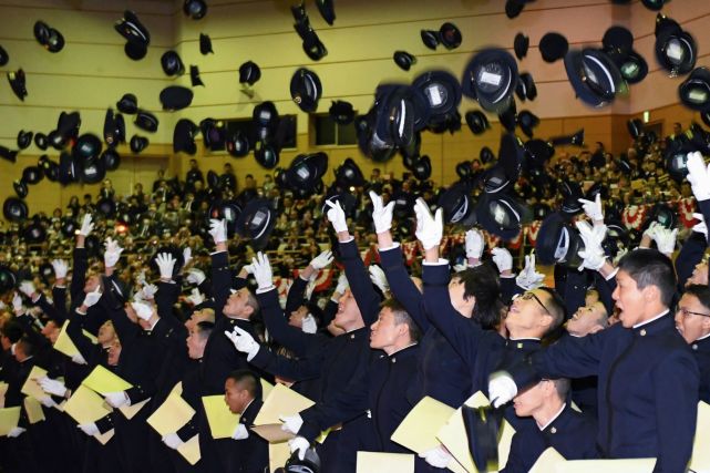 日首相对防卫大学毕业生讲话:未来30年日本将遇到重大障碍