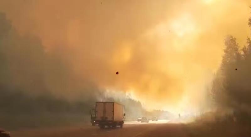 俄中部地区森林大火肆虐!部分高速公路被大火封锁插图
