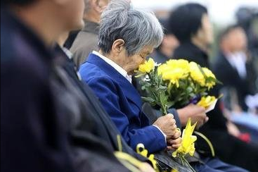 河南95后"寿衣模特"任赛男:凌晨送寿衣,试穿寿衣,多年从未放弃