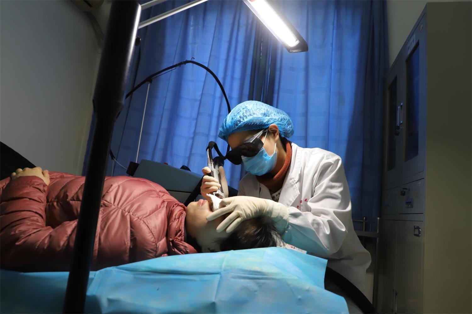 咖啡斑可发生在身体任何部位,常见面部和躯干,若无不适可不就医