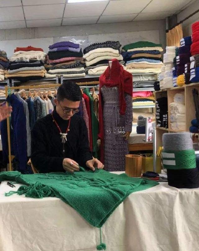 回顾小伙潘锐彬:回村织毛衣,一件毛衣卖8990元,年入500万