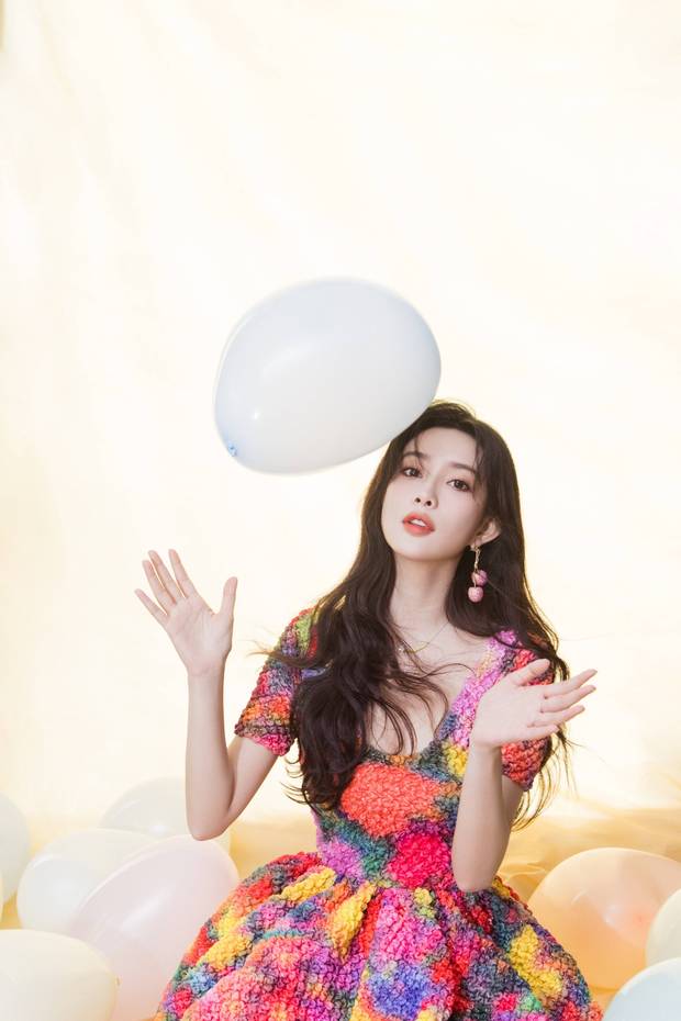 孟子义甜美甜美的照片演绎青春活泼的女孩