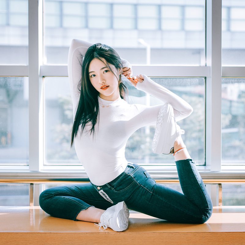 韩国瑜伽女王,身材曼妙凸凹有致,静态拉伸增强身体柔软度