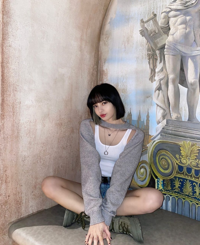 lisa才是南韩第一腿精!穿短裙凹出大长腿,这比例说不妒忌是假的