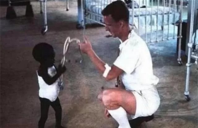 "最黑婴儿"到底有多黑?让人分不清五官,真不是一般的黑