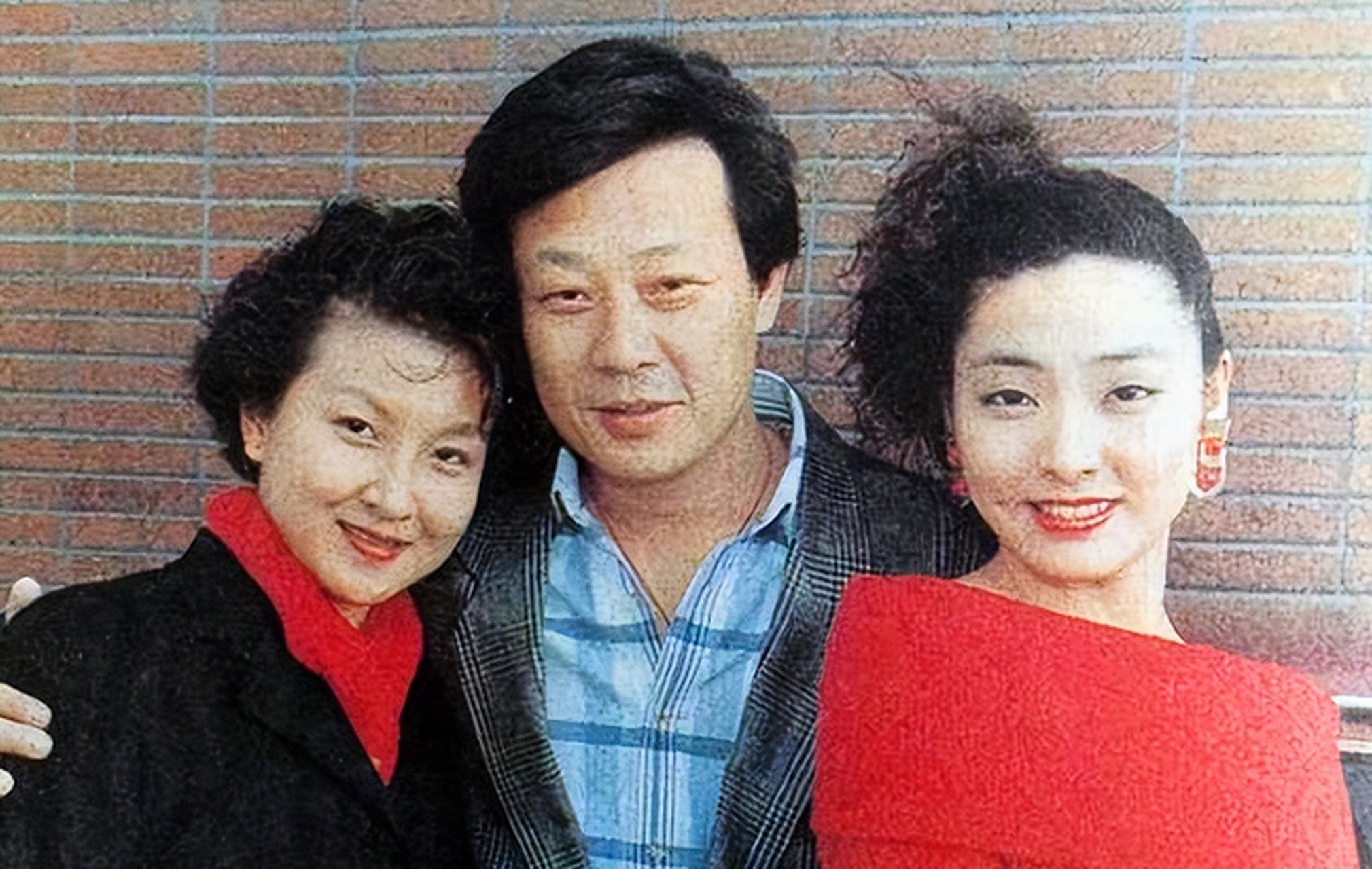 1996年,寇世勋把许黎丹带回家,对妻子说:"现在我离不开她,咱俩要么