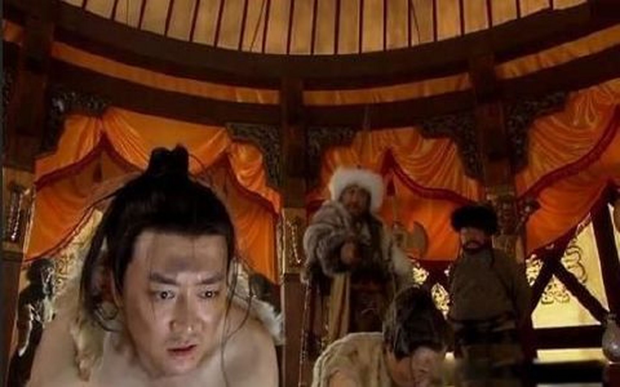 牵羊礼要求俘虏赤裸着上身,身披羊皮,脖子上系绳,像羊一样被人牵着,也