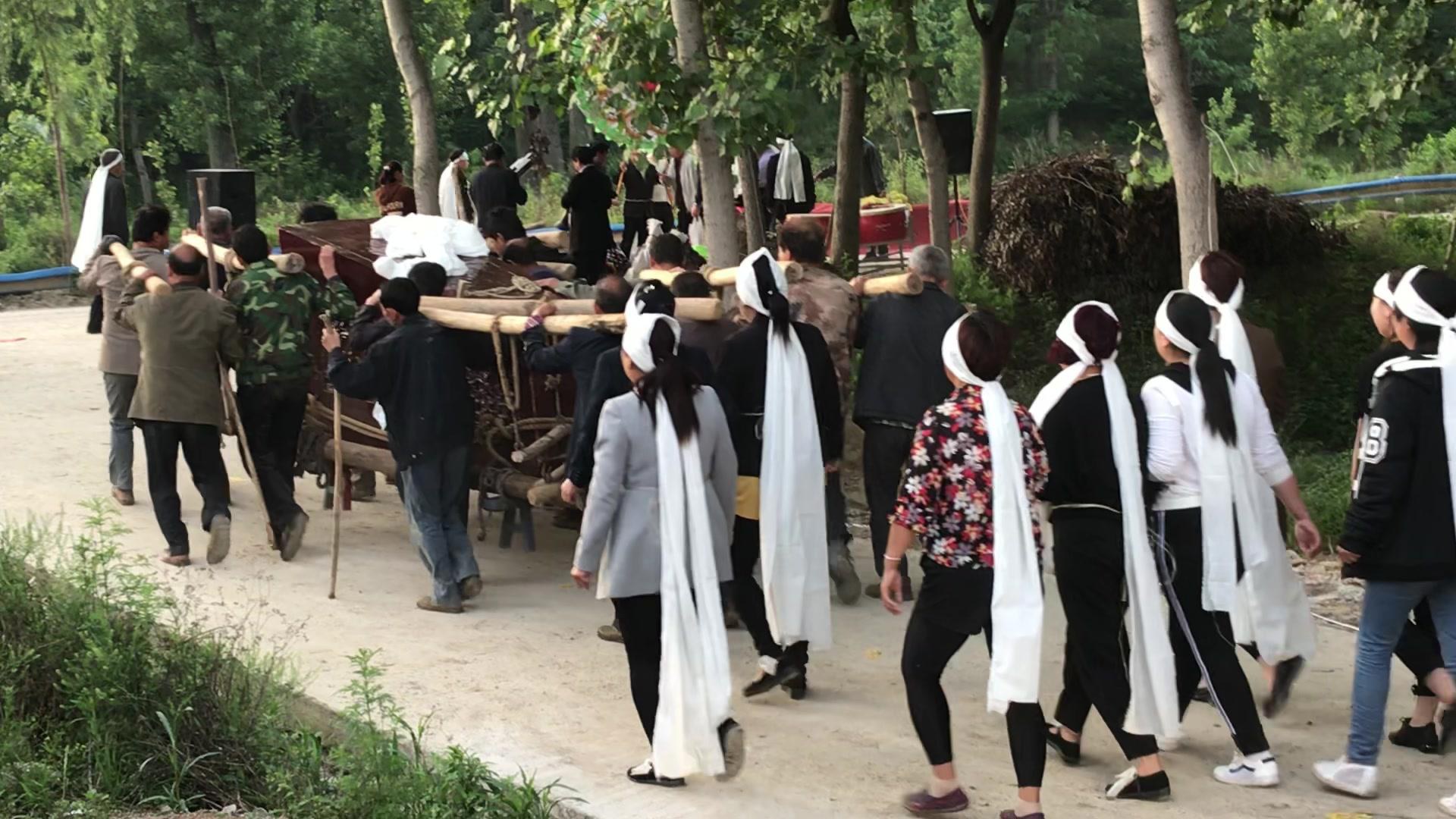 农村丧葬现"乱象":铺张浪费白事像喜事,歌舞表演人人嬉皮笑脸