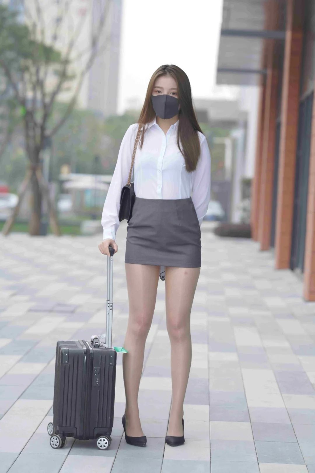 戴口罩的时尚女生