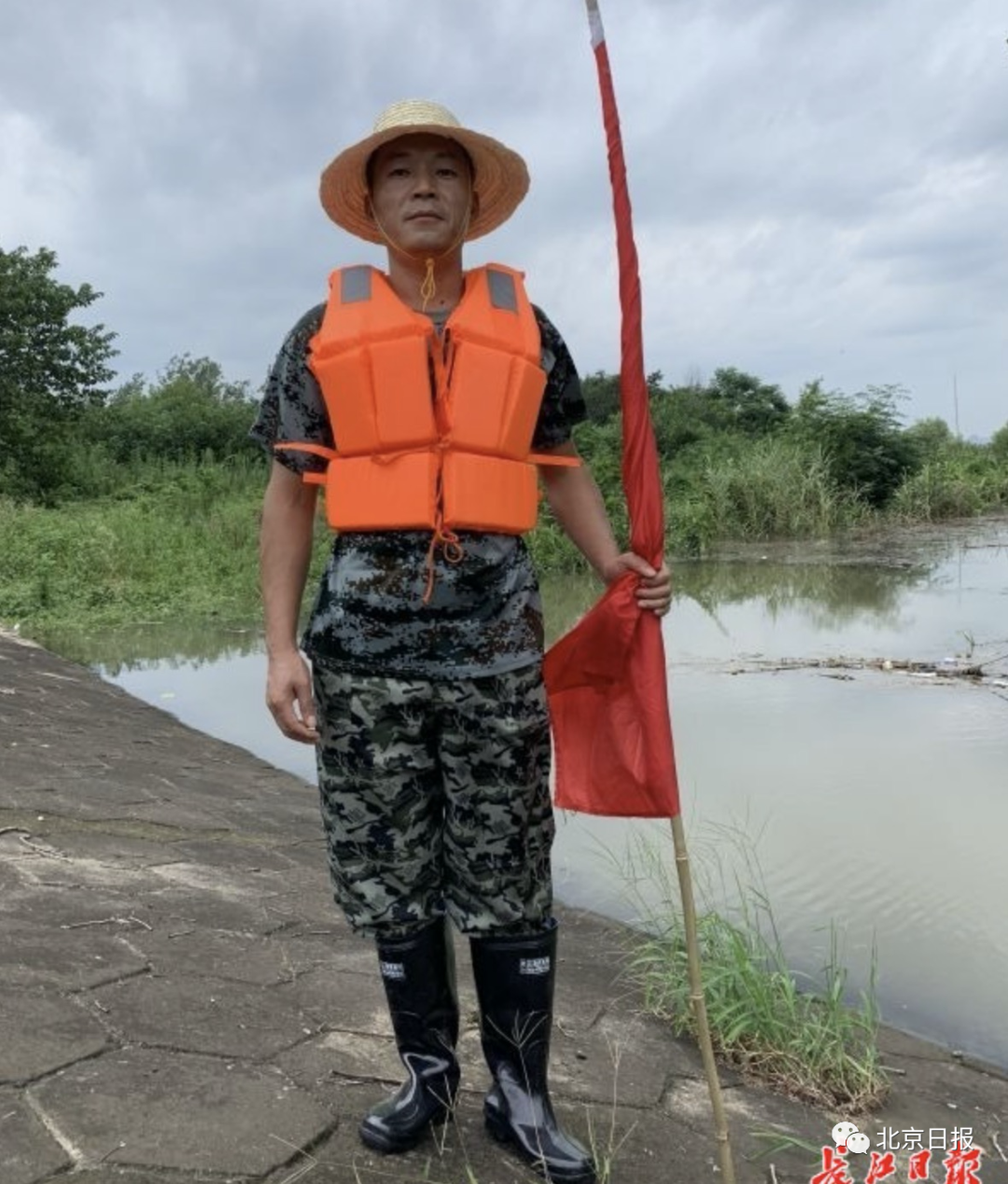 |山东邹平路边店主勇出手，制服持刀行凶男子！一查，他的身份果然不一般