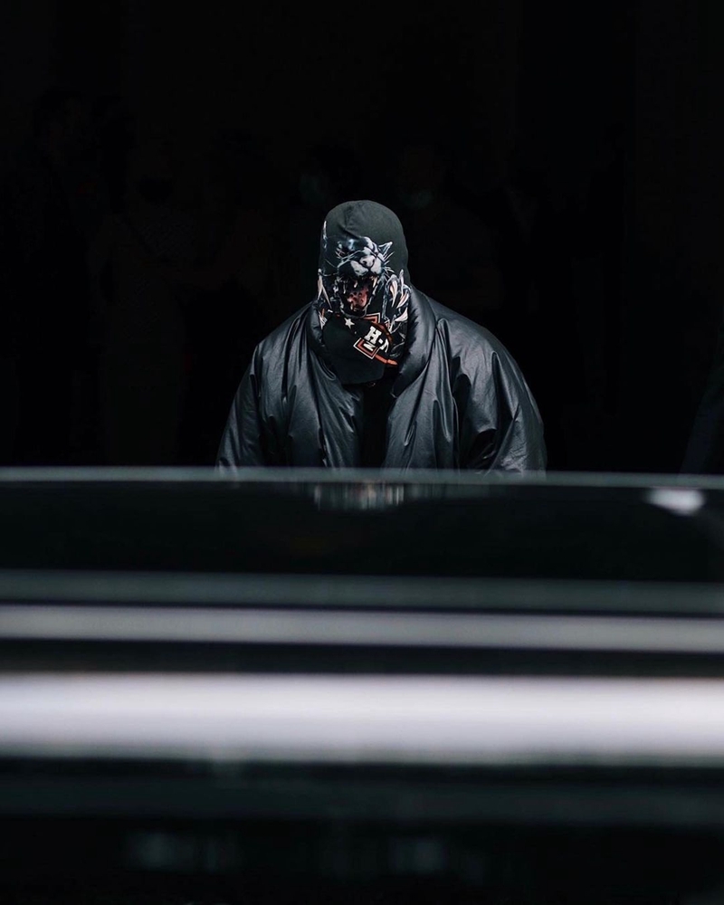 侃爷「高温」带货!上脚nike袜子太骚了