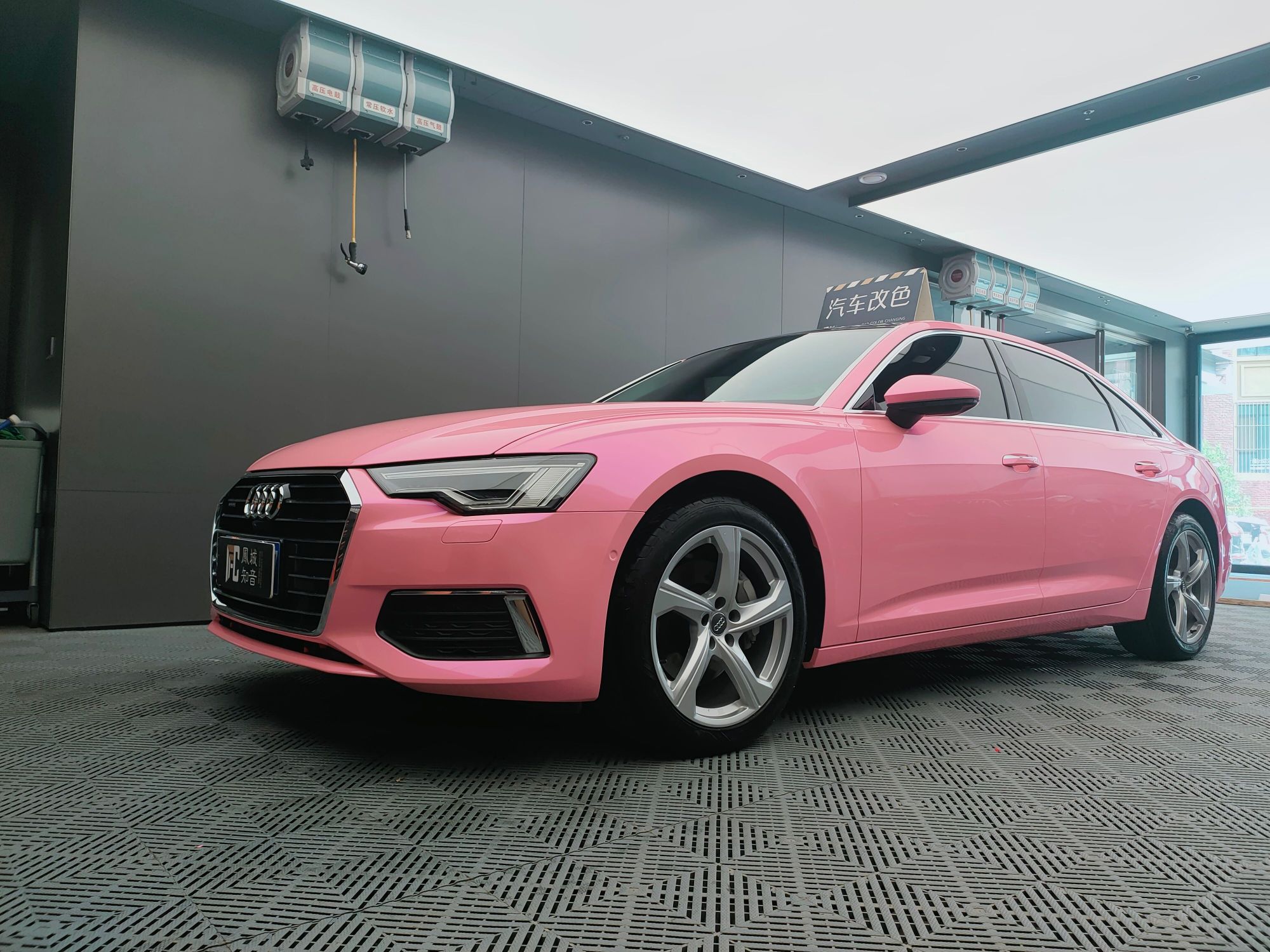 汽车改色丨奥迪a6l全车改梦幻紫魅粉