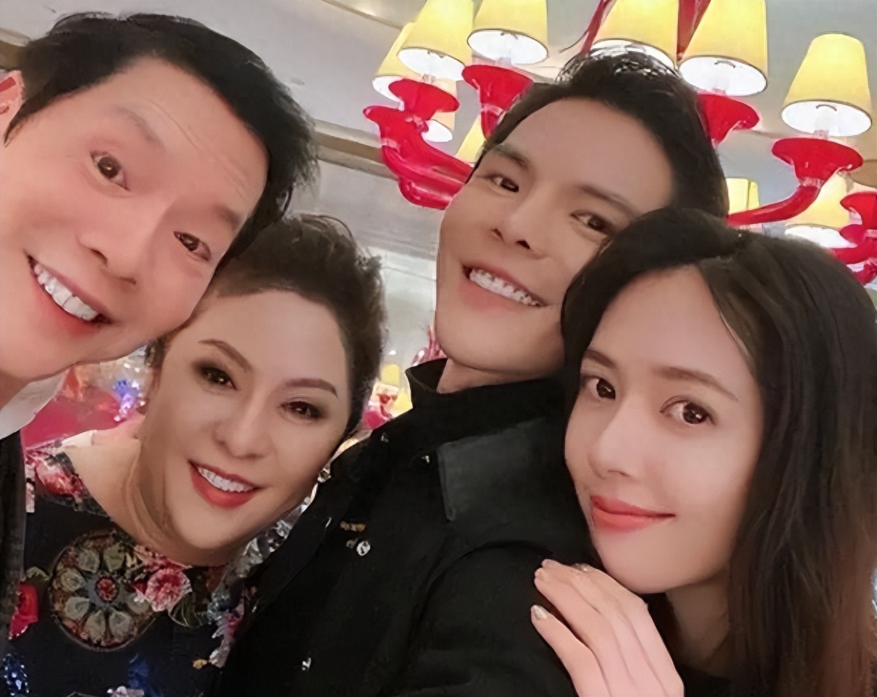 因为参加综艺节目《最美的时光》与豪门女强人向太相识,一场"姻缘"就