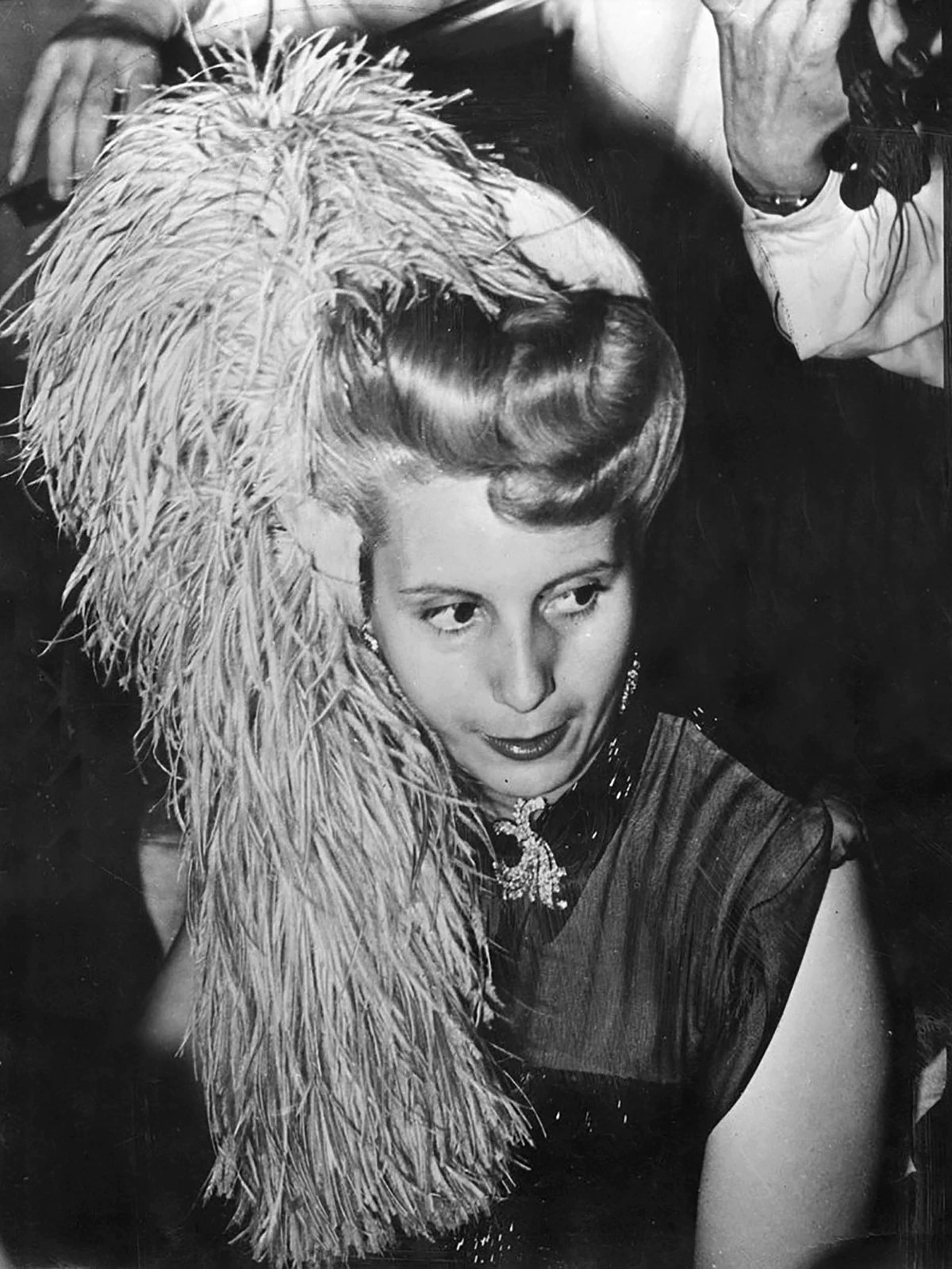 但对于伊娃的"大人物"梦想来说,这远远不够.