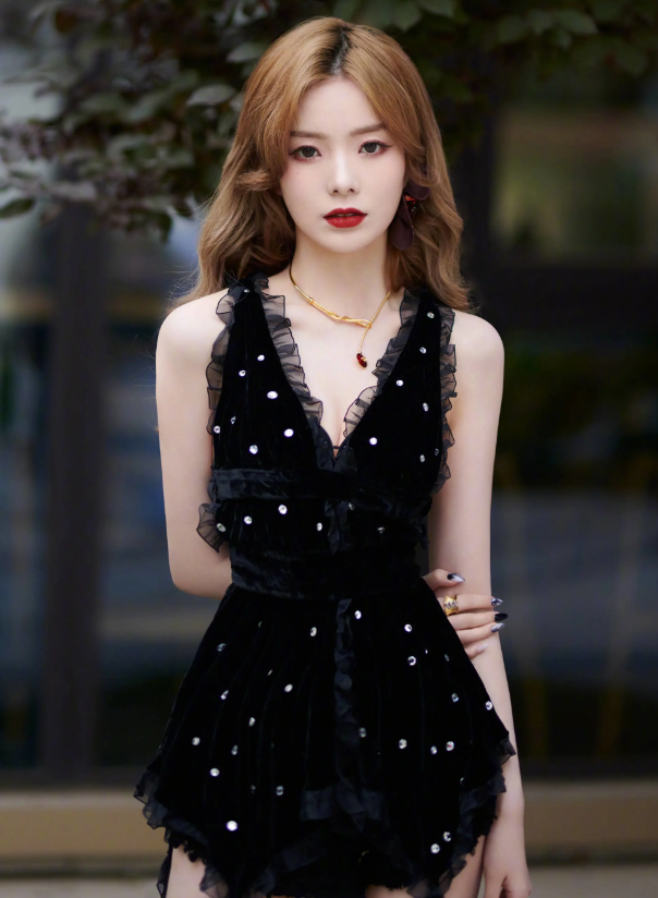 陈卓璇黑丝绒深v裙出镜,闪耀宝石项链高级精致,宛若黑天鹅