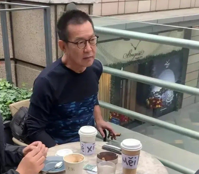 梁家仁元彪同框,前者发白发福显老态,后者抽雪茄大佬气质拿捏稳