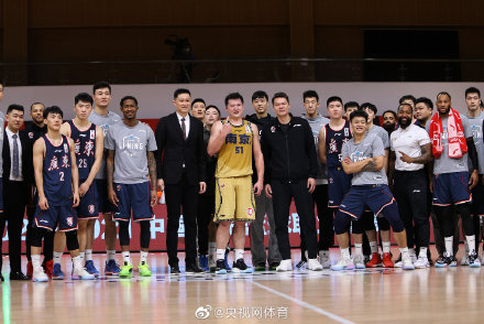 万圣伟领取总冠军戒指 杜锋:你永远都是球队一员