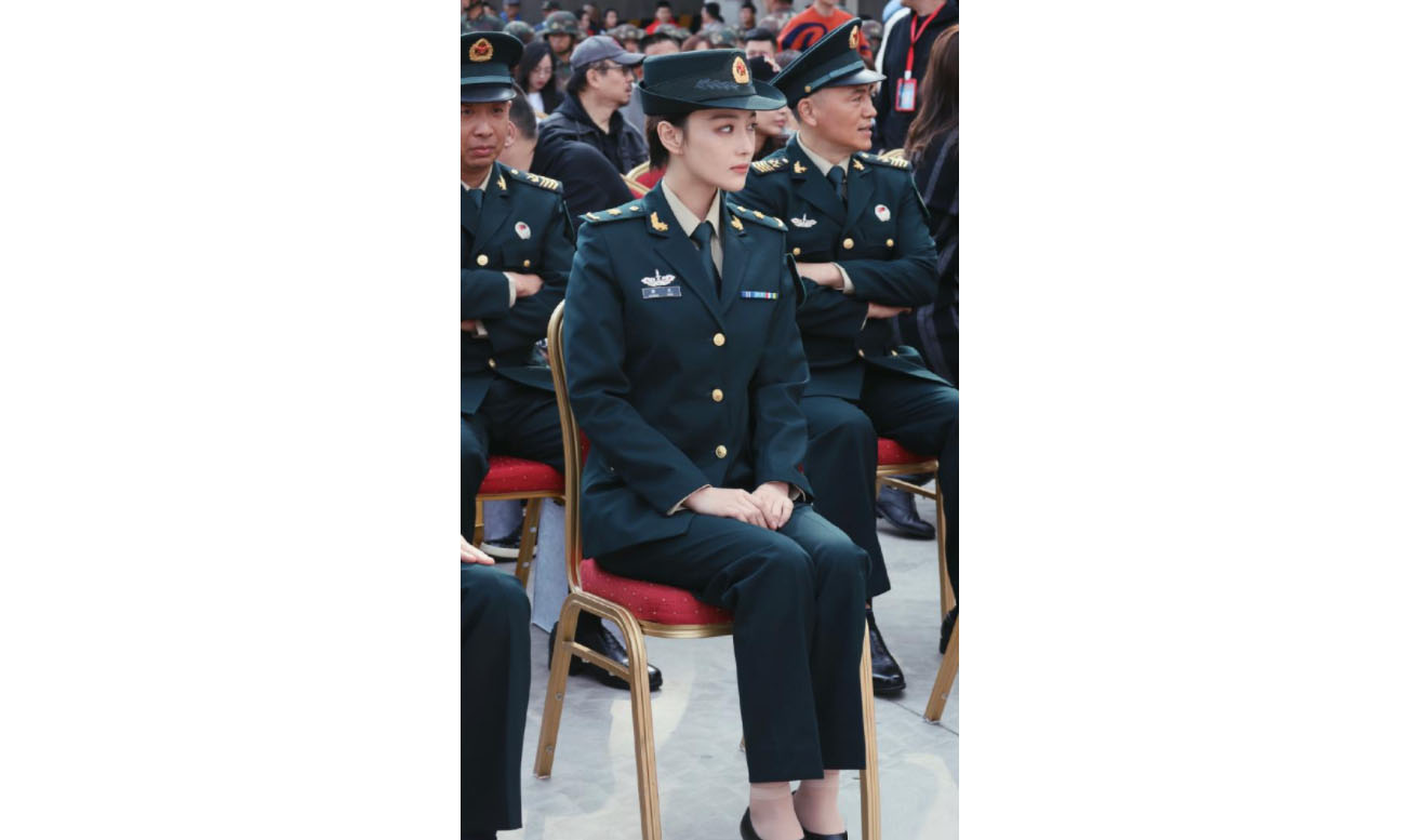《号手就位》中的军装,武警军嫂张馨予穿着正确,包括资历章