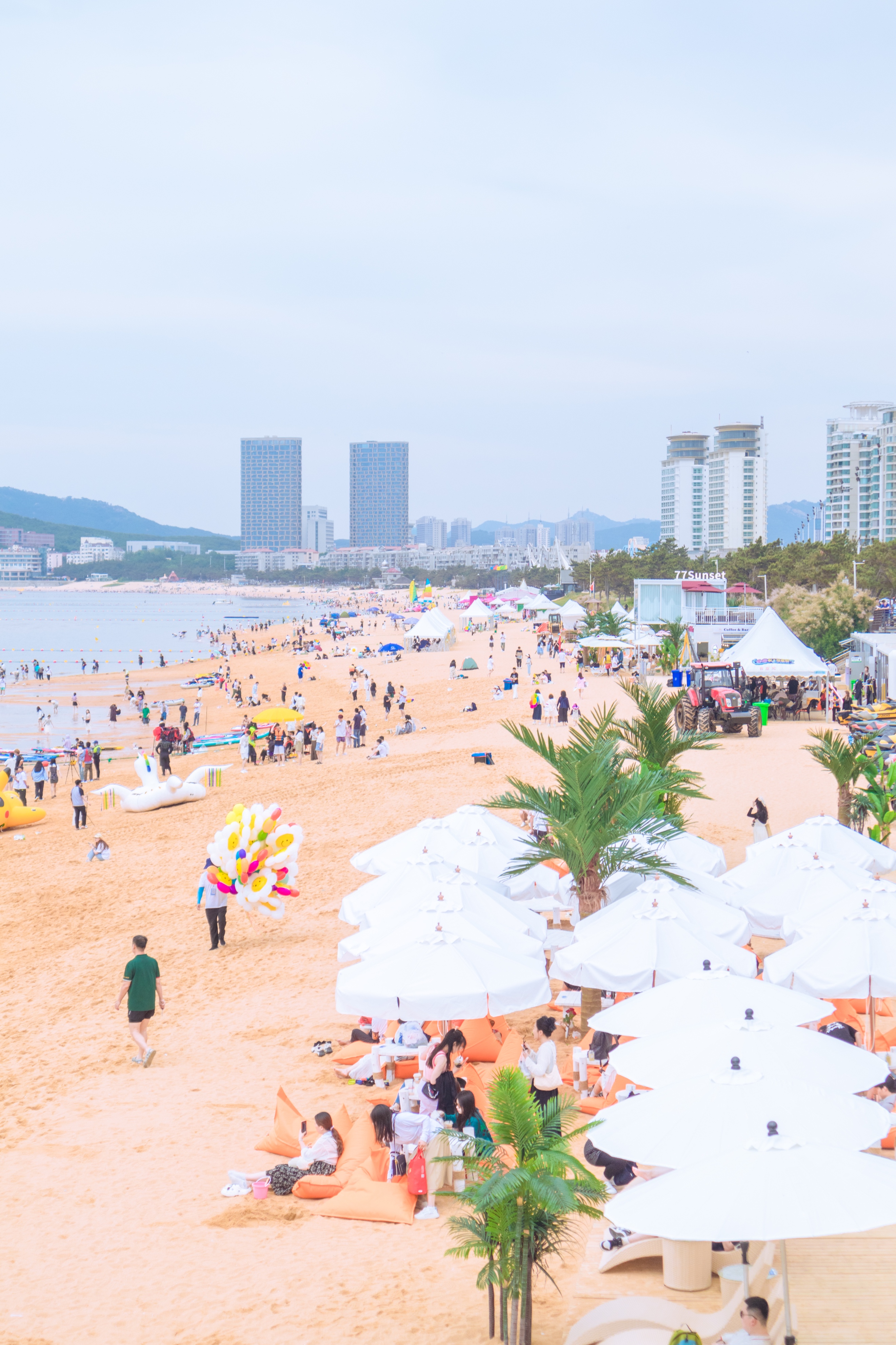 威海又火了一条街,被称为"威海小镰仓",是一条通往海边的道路