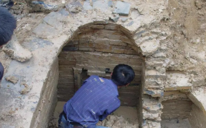 1998年工人挖出明朝公主墓出现活人踪迹甚至睡在公主棺床上