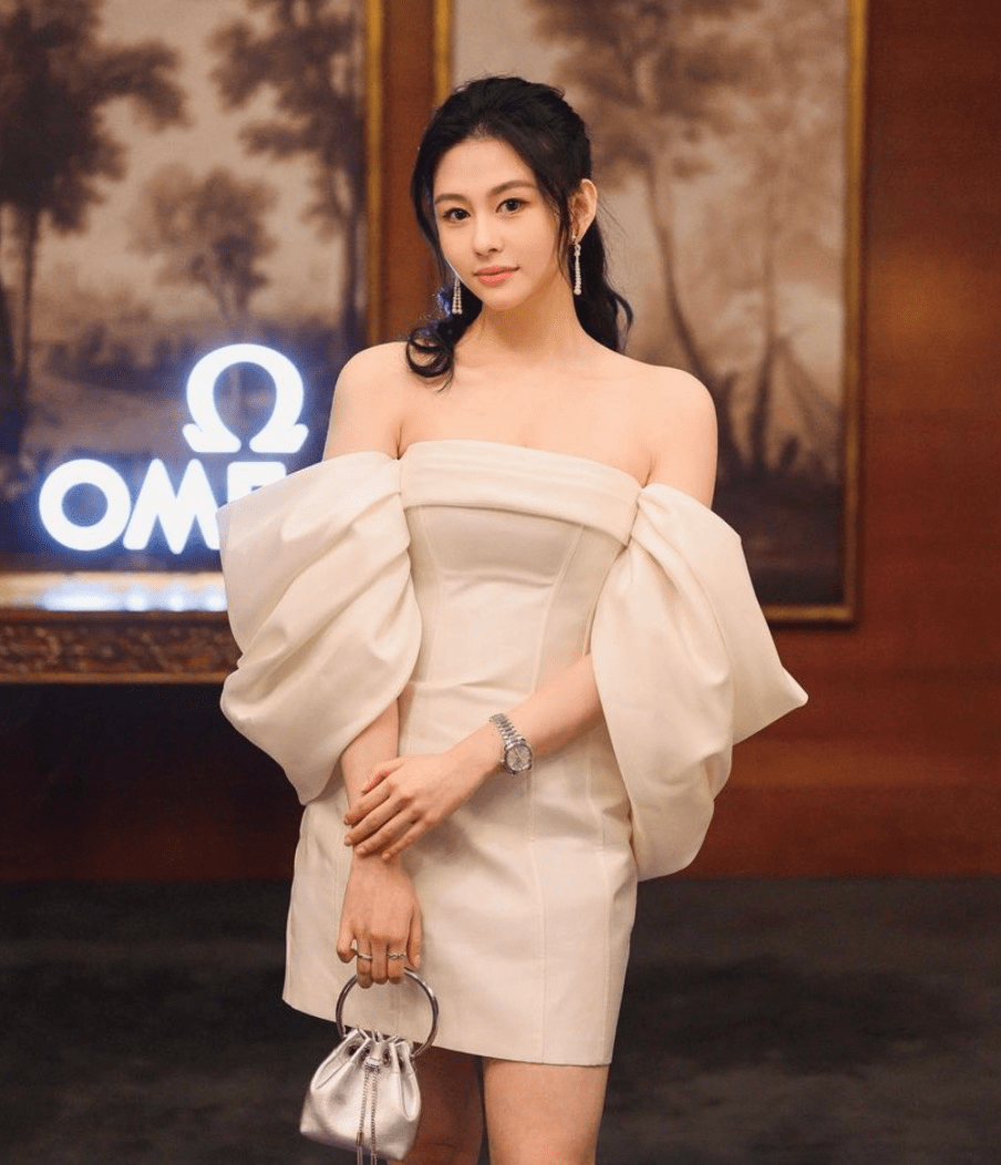 邱淑贞的女儿沈月素颜自拍,皮肤白皙又可爱