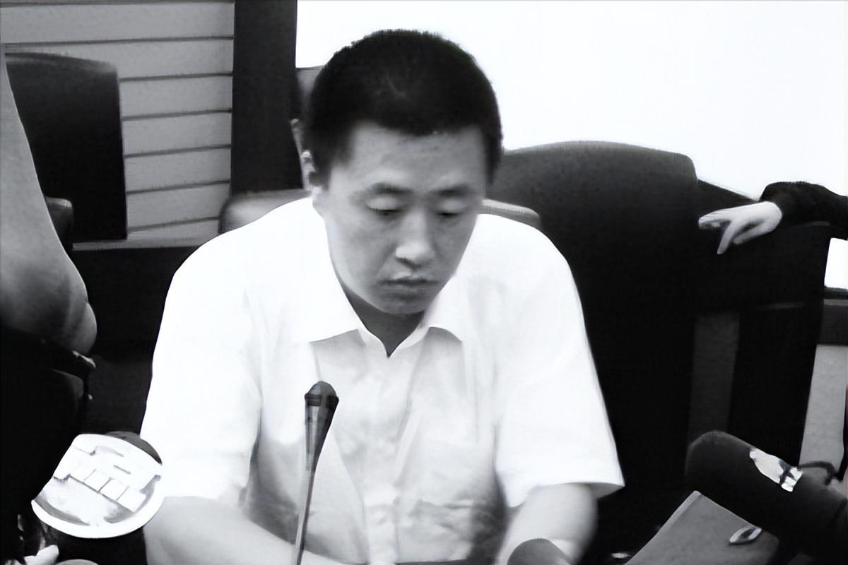 17年前,王浩法官说:不是你撞的,干嘛要去扶?如今他过得咋样?