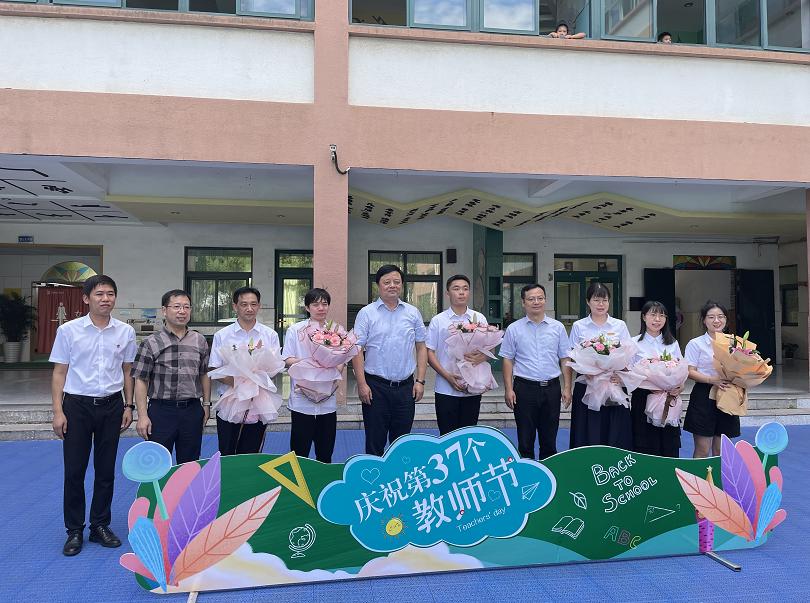 向全区教育工作者致以节日问候!