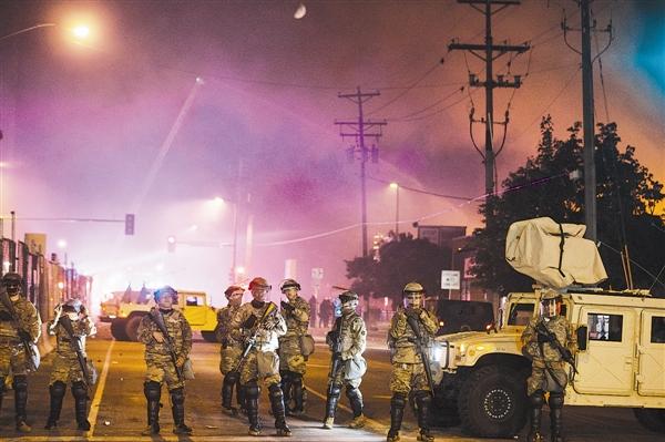 美国星条旗被雷劈成两半,占星师预言厄运将至,白宫罕见陷入沉默