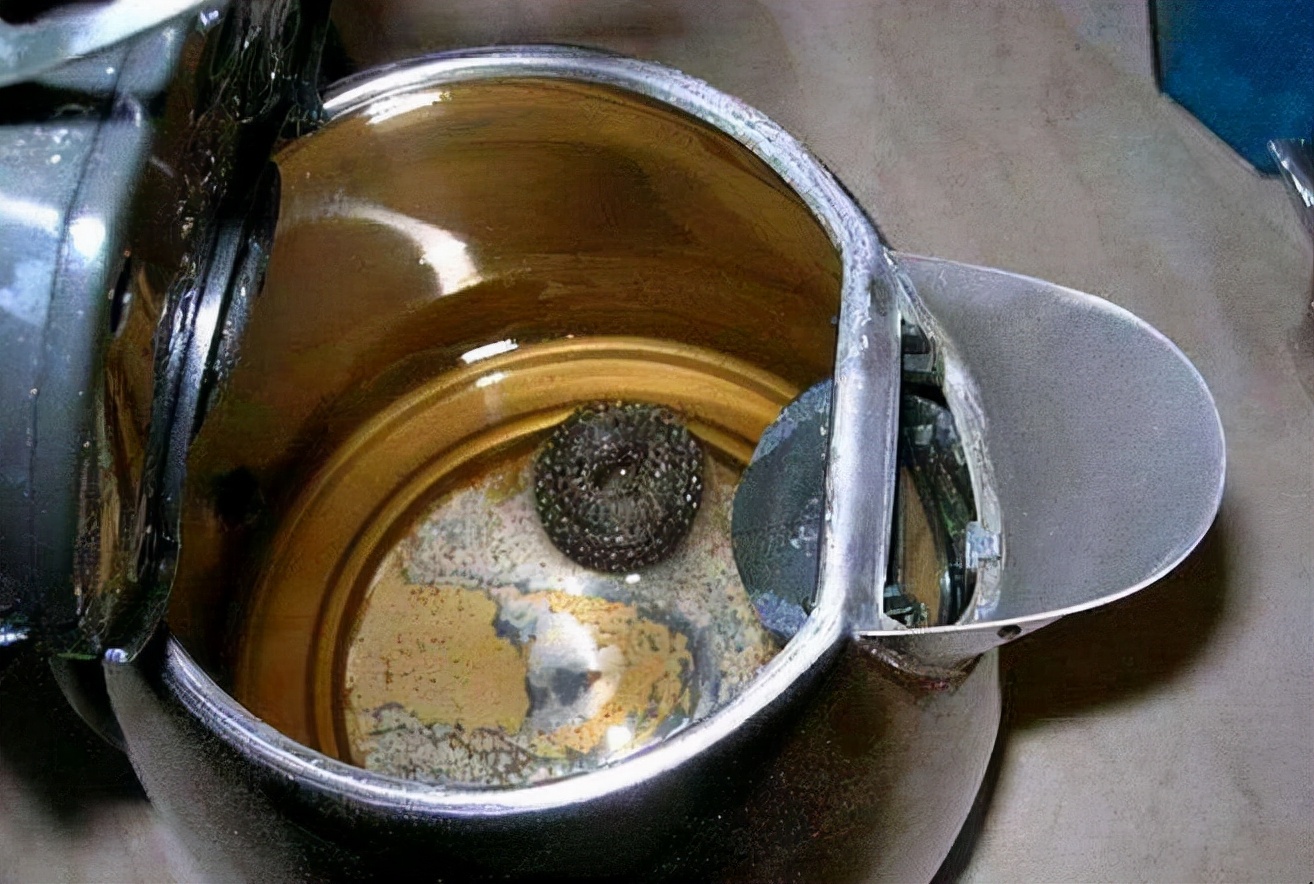 烧水壶用久了,都是黄垢怎么办?教你正确做法,水垢哗哗往下掉