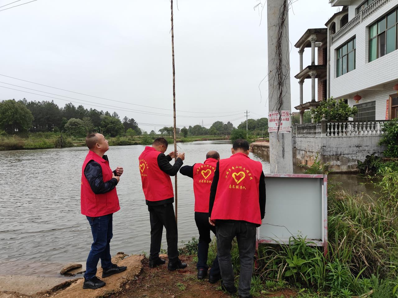 余干县江埠乡龟山村开展防溺水安全隐患排查活动