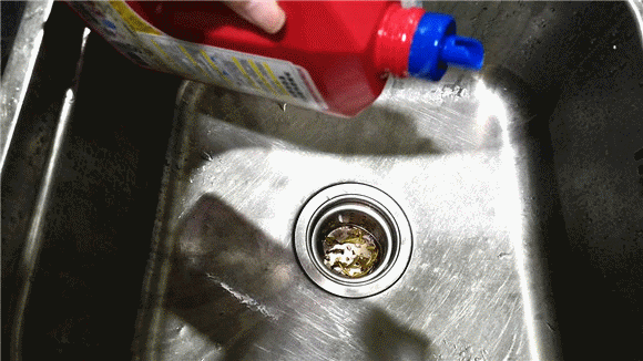 下水道被油垢堵住,千万别用热水冲!教你妙招,不伤管道快速疏通-有驾 下水道被油垢堵住,千万别用热水冲!教你妙招,不伤管道快速疏通-有驾