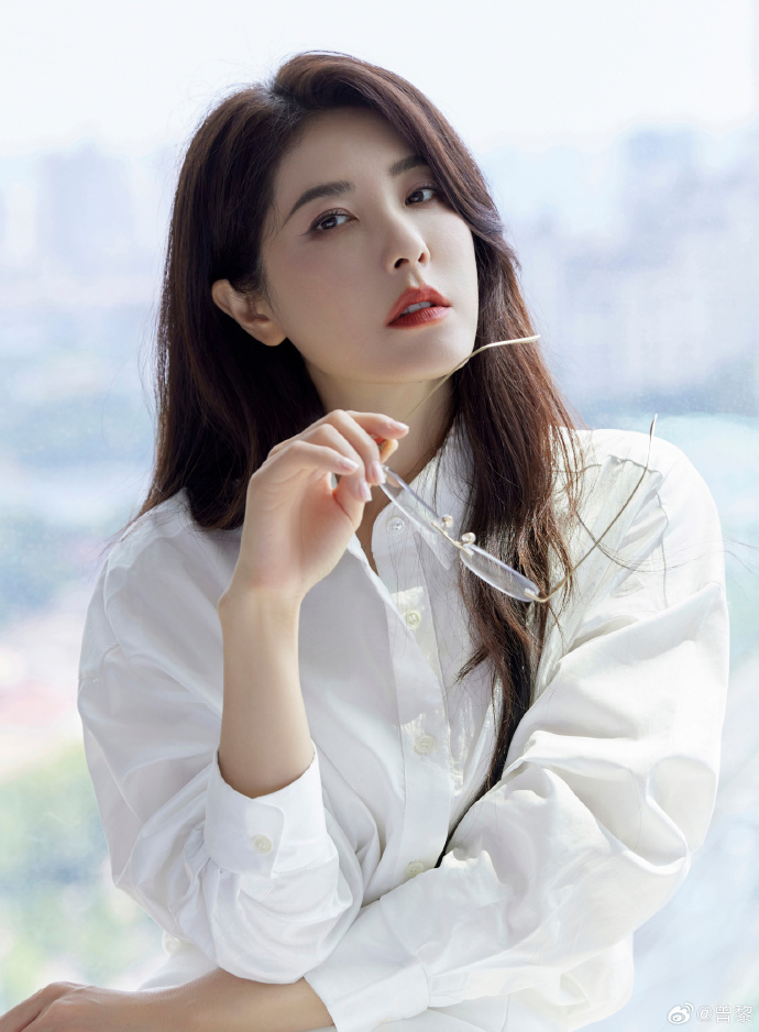 "戴眼镜"的曾黎,鲨哭网友,简直美爆了!