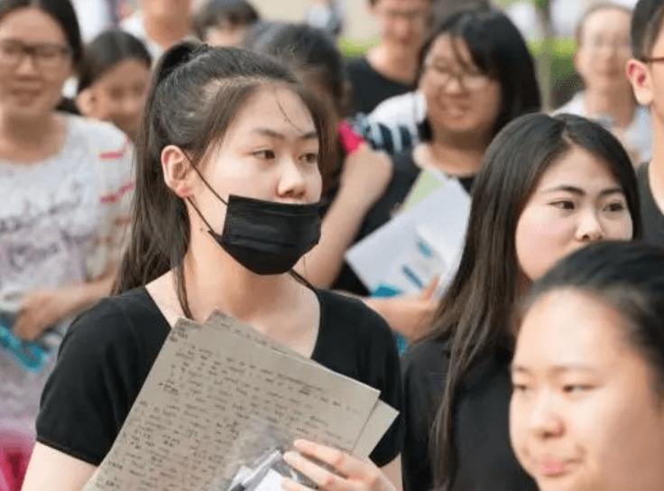 女生高考选专业,应该学师范还是学护理,两者差距不是一点半点