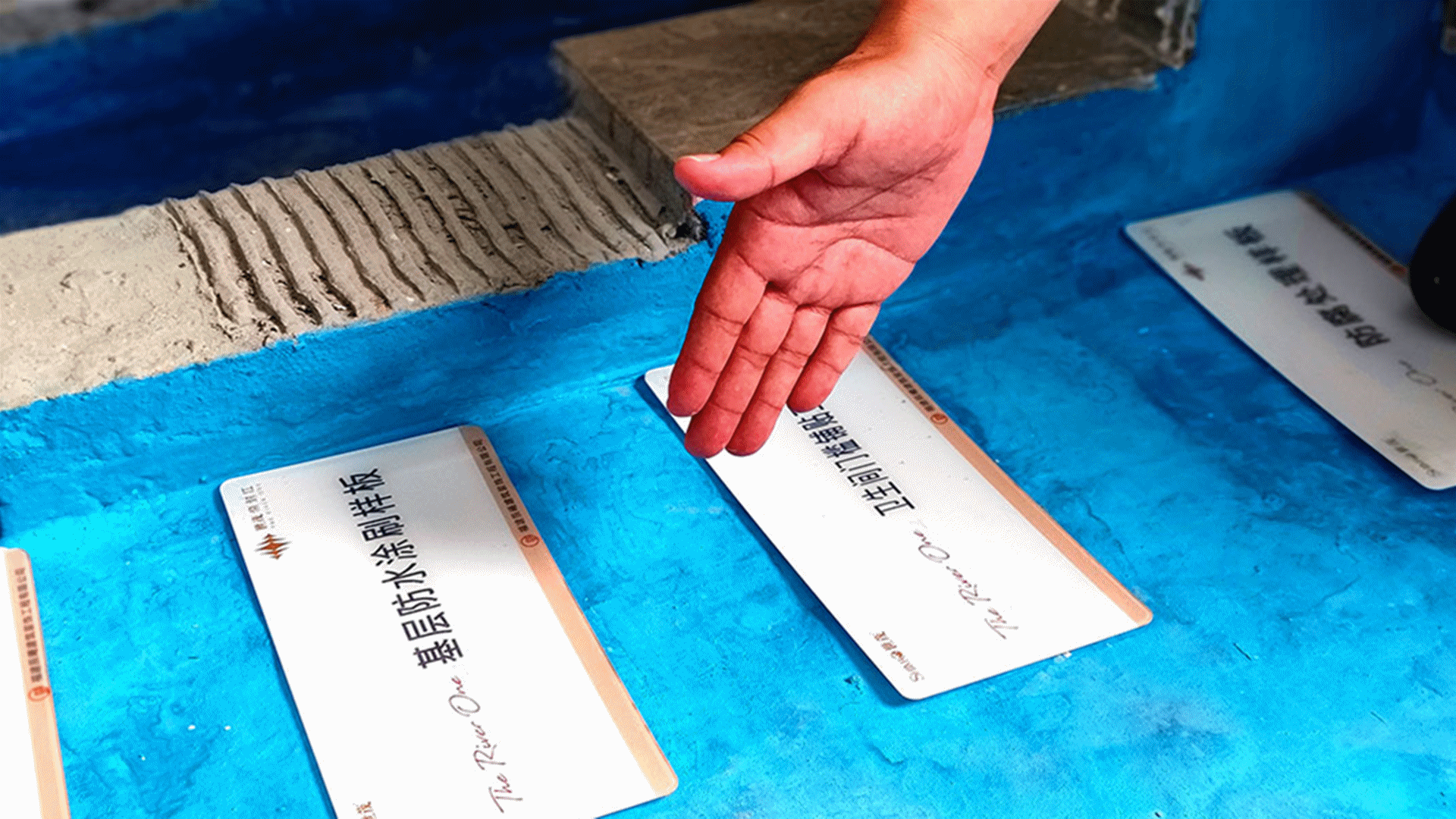 在实在工厂工法样板间,客户还能看到客厅吊顶,墙面涂饰,用水区防水