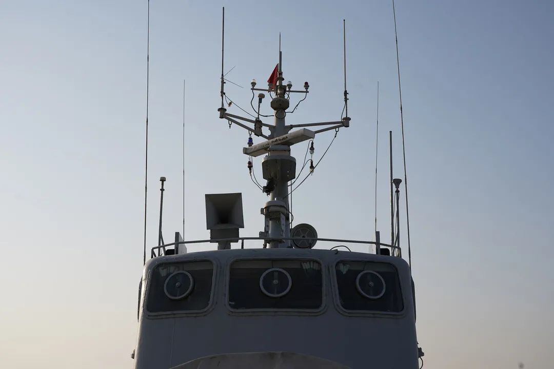 062型护卫艇长约42米,宽5.5米,吃水1.8米,满载排水量131吨.