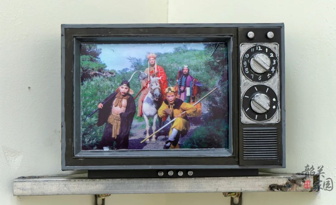 围在电视机前的小孩 一切犹如就在昨日 "80后的写字台":当时一台蝴蝶