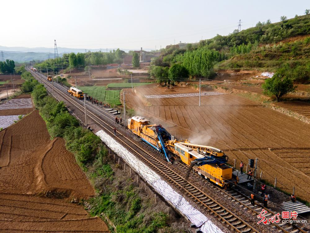 山西临汾:大秦铁路侯月线春季集中检修拉开帷幕