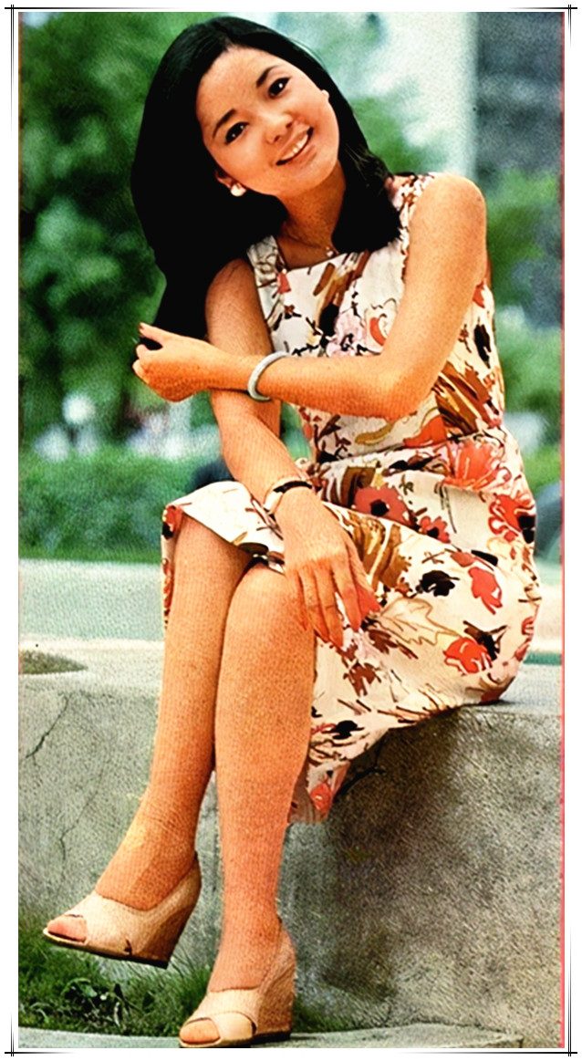 邓丽君80年代的甜美穿搭,碎花裙配松糕鞋,歌甜人美造型也是一绝
