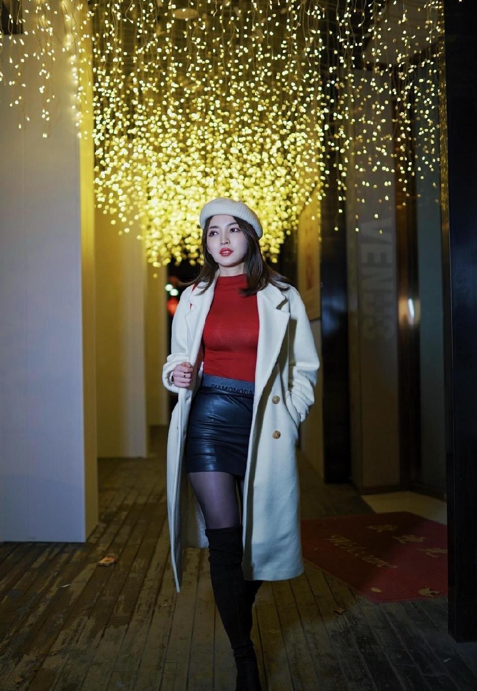 王钟瑶原来是丰满身材,穿紧身毛衣短裤看出特点,但气质真不错