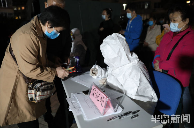 夜"战:青岛市南区一社区广场前市民排队做核酸检测