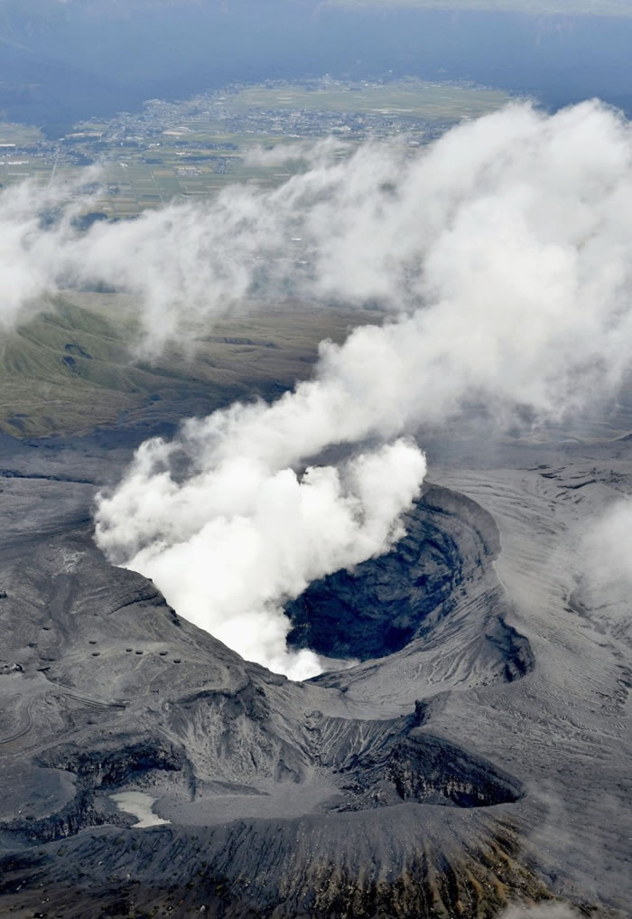 日本九州雾岛山新燃岳火山喷发,竟然喷出一只猫