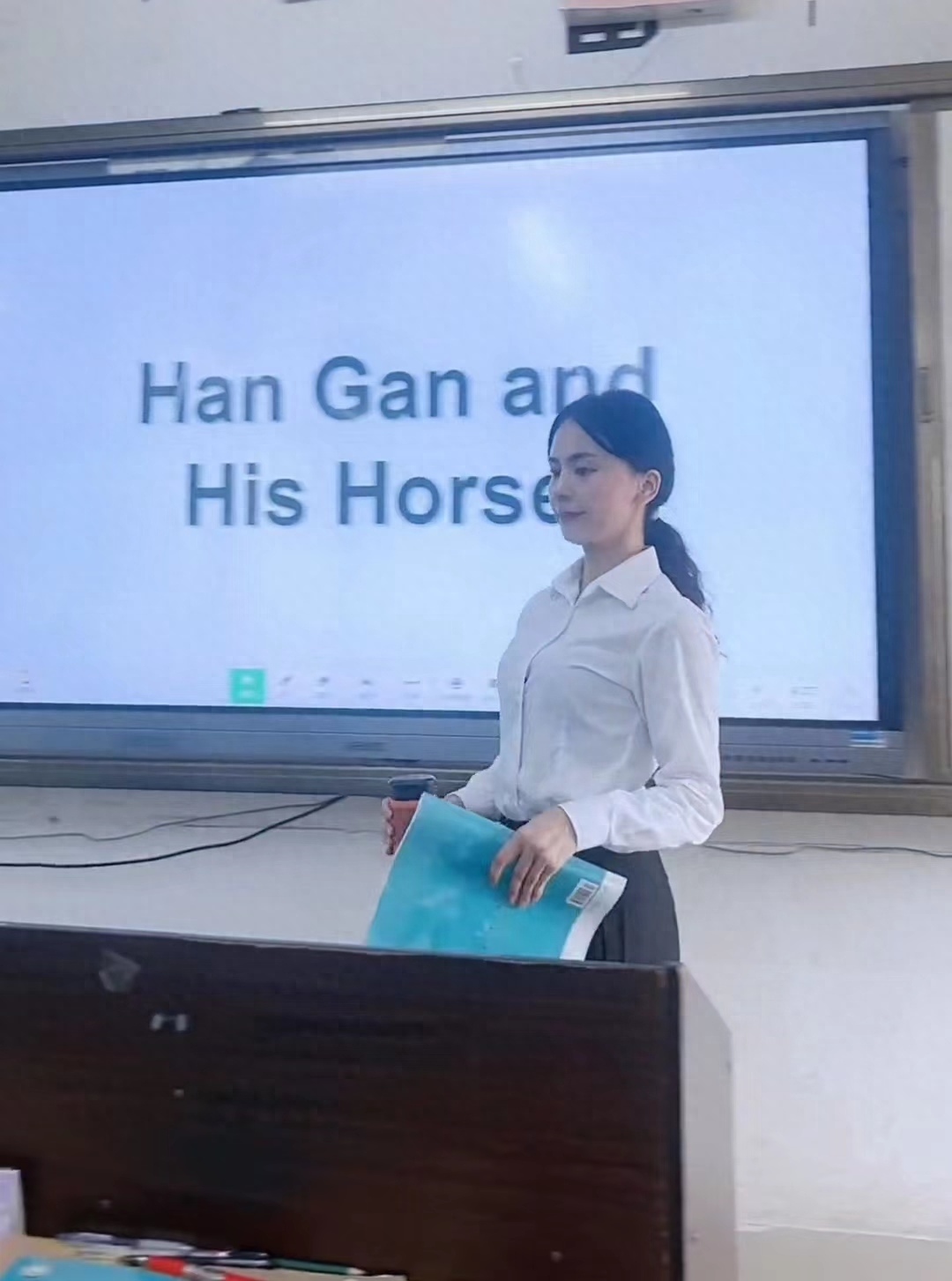 气质十足,一学校"职业装"女英语教师出名,网友:学生咋提醒?