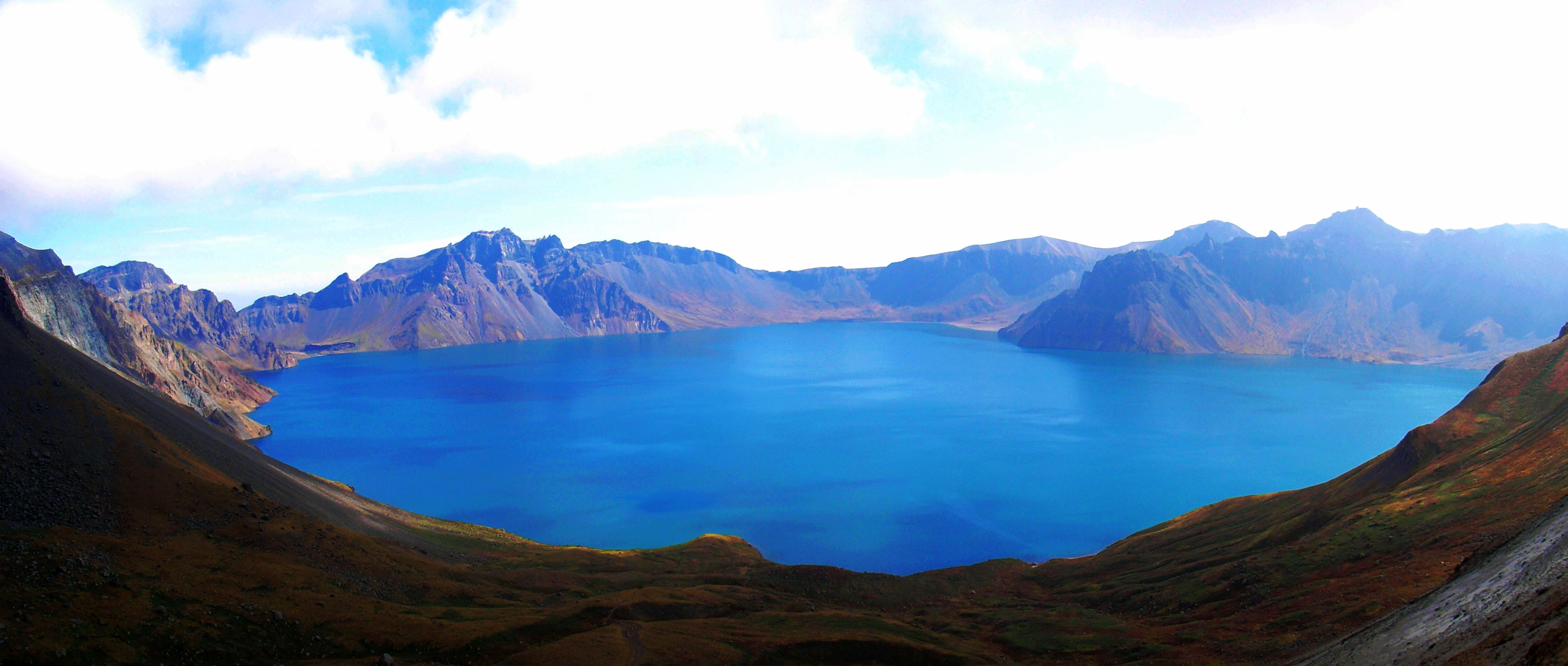 长白山,位于中国东北地区,是中国著名的山脉之一