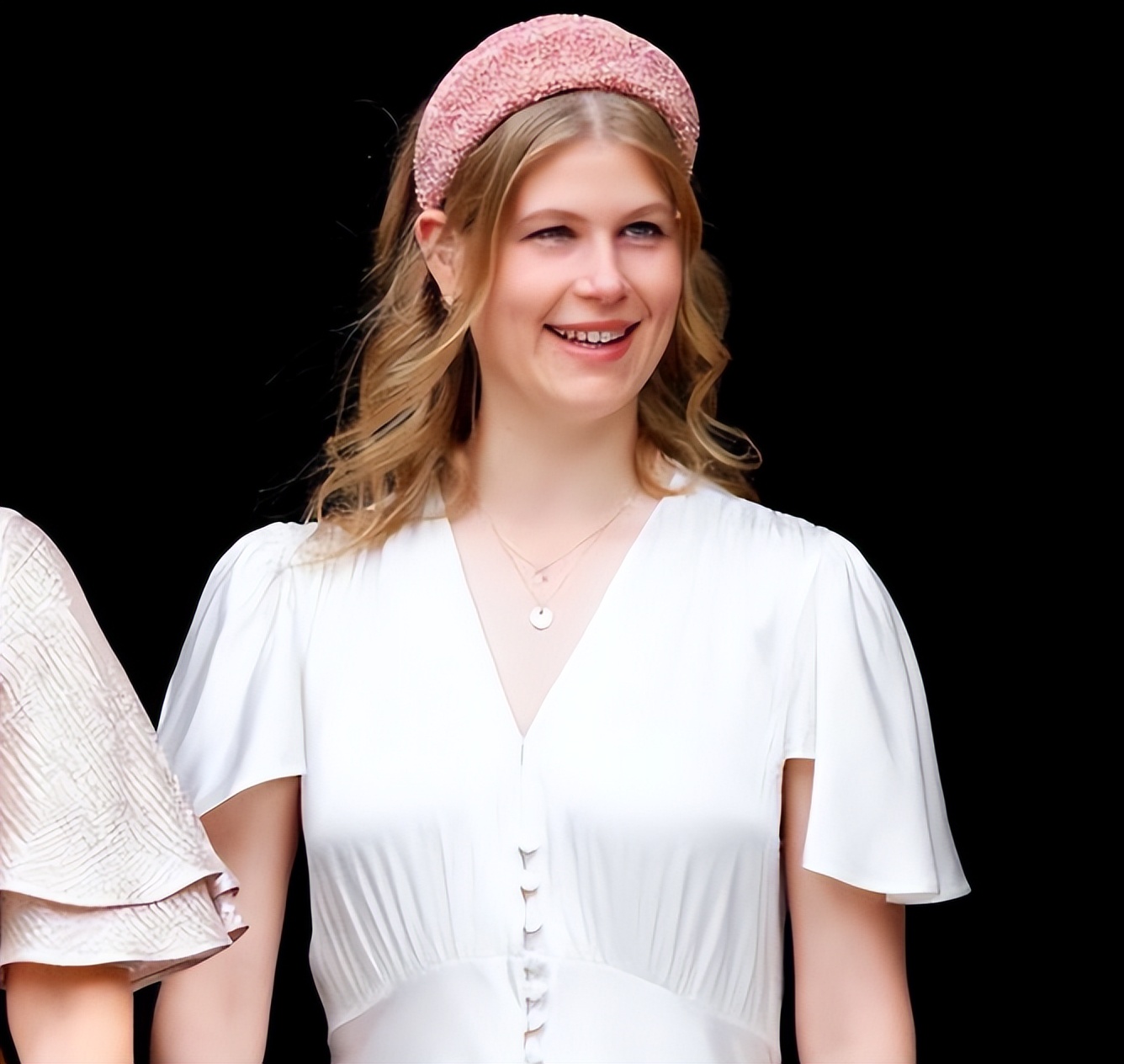 路易丝女爵:女王最宠的小孙女,暑假打工时薪6.6,没有公主头衔