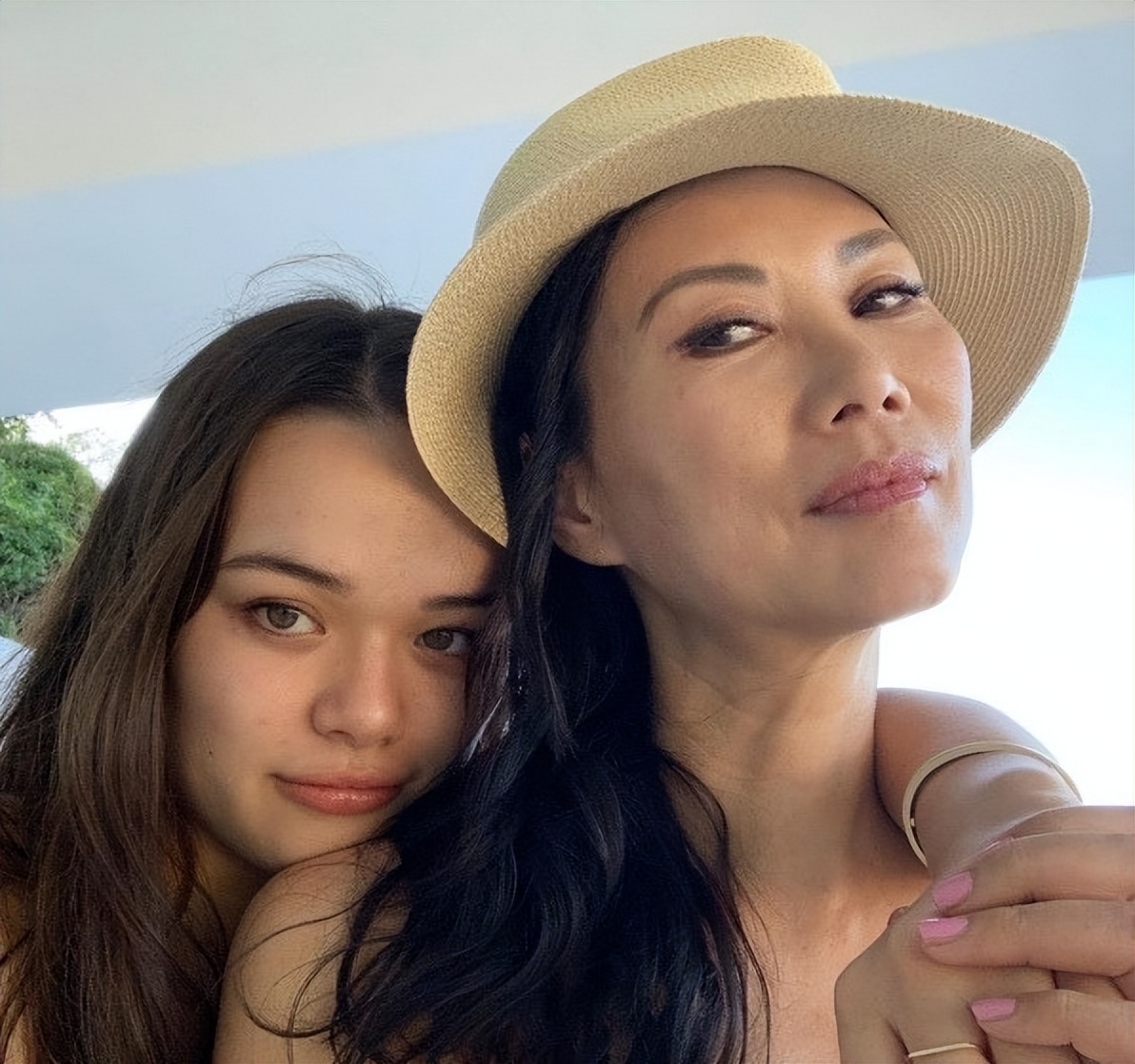 邓文迪两个女儿:默多克最宠的幼女,身家290亿,是妈妈的摇钱树