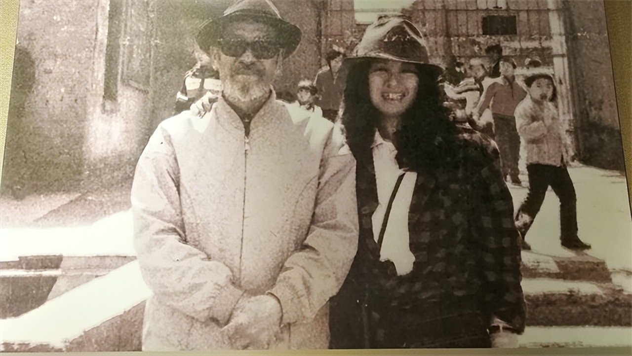 1990年,三毛离开乌鲁木齐时,哭着抱住王洛宾:我只要你一个