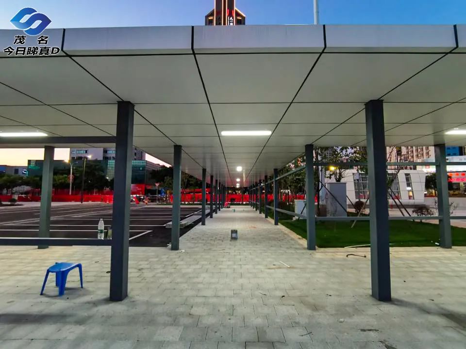 风雨连廊的顶部也相当实用 不再是透明的玻璃顶 遮荫挡雨都不在话下