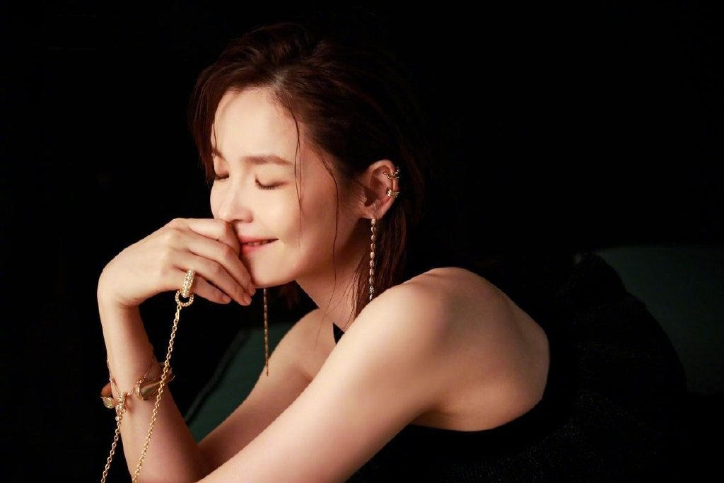 《机医》蔡颂华成新晋国民女神,天生童颜,剧外更是堪称穿搭典范