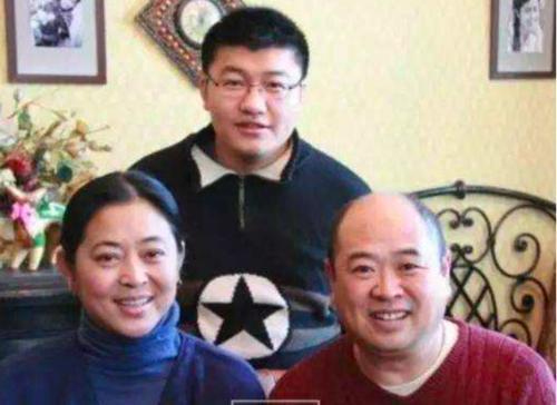 娶三婚倪萍不要孩子,为患病继子奔波劳碌,导演杨亚洲的幸福生活